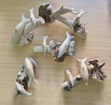 5 schöne kleine Holzdelfin-Skulpturen Delfin Delphin geschnitzt auf Wurzel