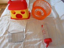 1 Hamsterhaus , 1 Laufrad, eine Trinkflasche, 1 Futterreuse / 8