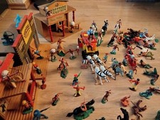 Konvolut: Westernhäuser / Kutsche / Pferde / Figuren / Timpo Elastolinfiguren