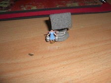 Tiefbrunnen mit Figur Frau