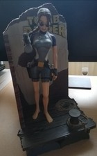 Lara Croft Figur im Taucheranzug mit Harpune und Pistolen - 28cm hoch - Diorama