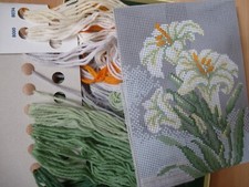 Rico Design Kreuzstich Bild Blumen mit Holzrahmen ( angefangen )