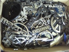 1 Kiste Autoembleme VW-Opel-Mercedes-Mazda-Chevolet-Fiat usw usw