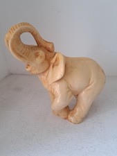 Elefant mit gehobenen Rüssel, Skulptur aus Alabaster