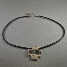 Minimalistische Lederkette mit Kreuz-Anhänger – Schlicht & Elegant