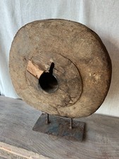 Antikes Mühlrad aus Holz auf