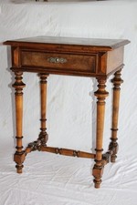 Schöner Nussbaum Nähtisch