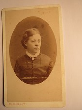 Paris / Dornach - junge Frau -