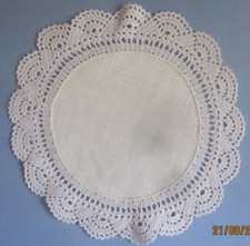 Tischdeckchen - rund - beige - 28 cm - mit passender Häkelspitze