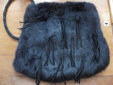 Schwarze Damenhandtasche, Kunstfell mit Lederstreifen-Applikationen