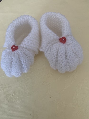 Süße weiße babyschuhe - babyschuhe, mit