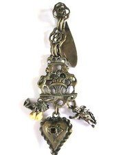 Antiker Rockstecker, Charivari