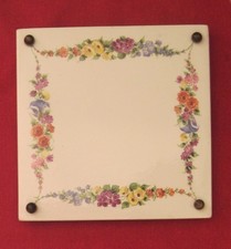 Eine handbemalte Fliese /