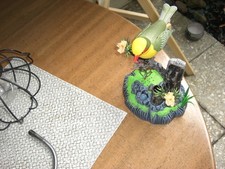 Zwitschender Vogel mit Bewegungsmelder und einem Stifthalter