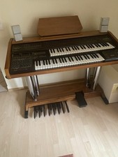 Böhm Diamant 200 CT mit Orgelbank und Lautsprecher und Bass Von Bose