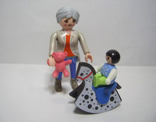 Playmobil City Life Figuren:  Oma mit Teddy und Baby auf Schaukelpferd  (C)