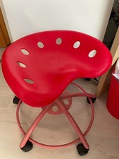 Roter IKEA Drehstuhl