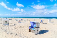 Wandbild: Stühle am weißen