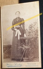 stehendes Mädchen - junge