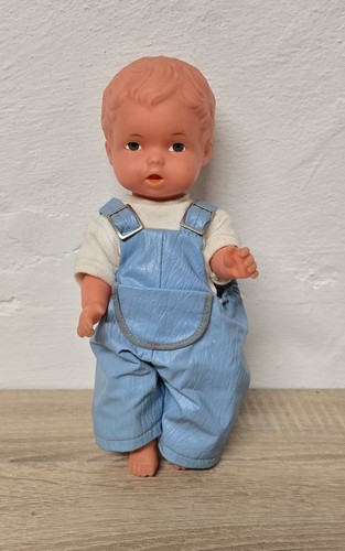 Nette kunststoff puppe - nette,