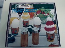 Lustige Eierbecher mit Wärmemütze Salz und Pfefferstreuer