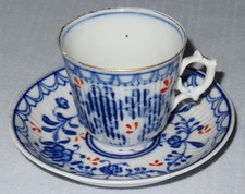 Ältere Mokkatasse mit Untertasse Blumendekor/Strohblume Blau Vogeldekor