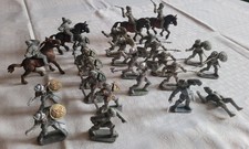 DDR Spielzeug Ritterfiguren und Pferde Konvolut