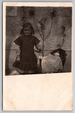 Ansichtskarte Historische Aufnahme Kleines Mädchen mit Puppe  im Kinderwagen
