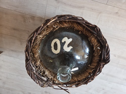 Glasflasche im korb - l,
