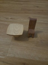 Ostheimer Tisch (mit Brandstempel) und Stuhl (ohne Brandstempel)