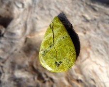 Edelstein Opal grün Pistazienopal Madagaskar Cabochon