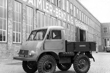 Ein Unimog auf einem Hof des