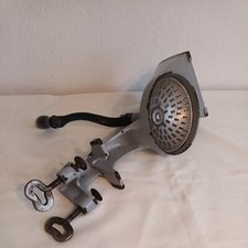 Antike gegossene Küchenreibe