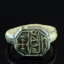 Gotischer Bronzering mit linearem Kreuzdekor, 13.–15. Jahrhundert n. Chr.