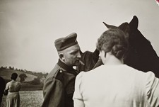 Mann Soldat in Uniform steht