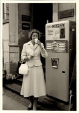 Foto Nescafe-Automat, Frau
