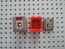 LEGO 2 x Schrank 4345 rot 2x2x2 + 2 x Tür 4346pb20 dunkelgrau Sticker 7942