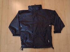 Schwarze Regenjacke SLC Gr. 116 mit Kapuze (verstaubar), viele Details 