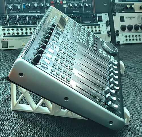 Desk stand for behringer - desk,
