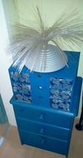 Kleine Kommode + Schubladenkästchen + Fadenlampe je 15,00 Euro