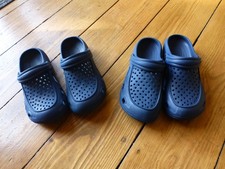 2 Paar Gummisandalen