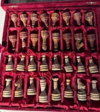 Handgefertigtes Schachspiel aus Naturstein