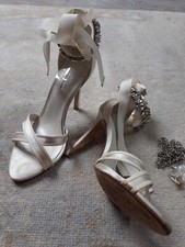 Brautschuhe in cremeweiß mit