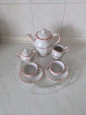 Altes kleines Kaffeeservice auf altem Glas-Kuchenteller