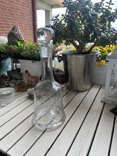 ALTE VINTAGE GLAS-FLASCHE MIT GEÄTZTEM BLUMENMOTIV UND GLASSTOPFEN, GLOCKENFORM