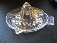 ARC  Zitruspresse Zitronenpresse Glas mit Griff und Ausgießer unbenutzt  - 13 cm