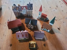 Verschiedene Wohnhäuser und Kirchen passend für Modellbahn H0