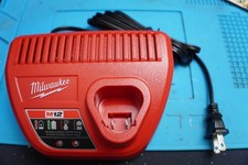 Milwaukee M12 Ladegerät