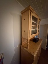 Alter restaurierter Weichholzschrank mit verglastem Aufsatz