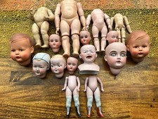 Konvolut antiker Puppenköpfe und Puppenkörper